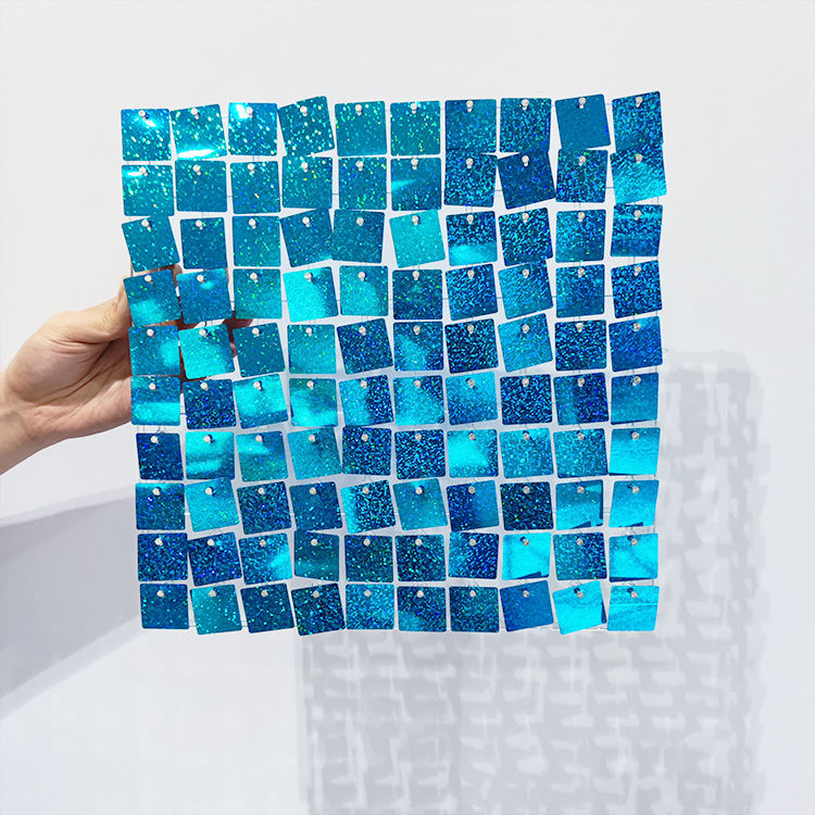 Фон для вечеринки, ветер активирует блестящие квадратные настенные панели с блестками, фоны