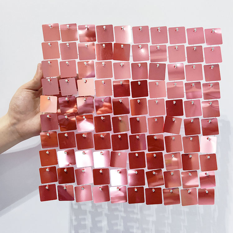 Фон для вечеринки, ветер активирует блестящие квадратные настенные панели с блестками, фоны